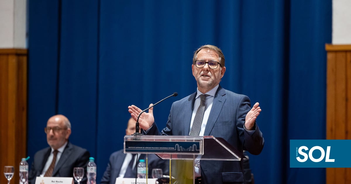 Saída de Carrilho da PSP apanha Neves de surpresa
