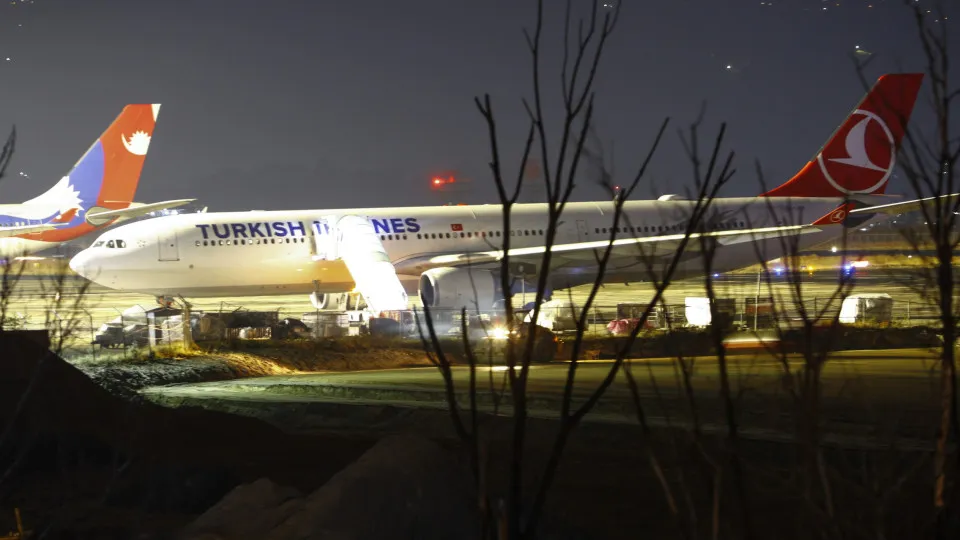 Avião da Turkish Airlines incendeia-se ao aterrar em aeroporto do Nepal