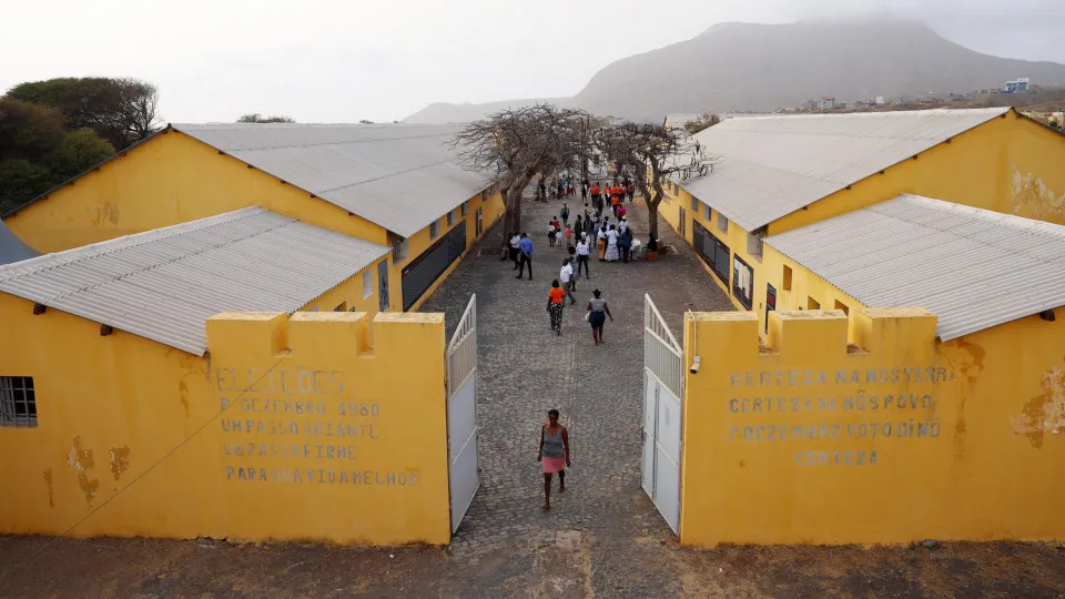 Arqueólogos detetam em Cabo Verde vestígios da cela mais temida do Tarrafal