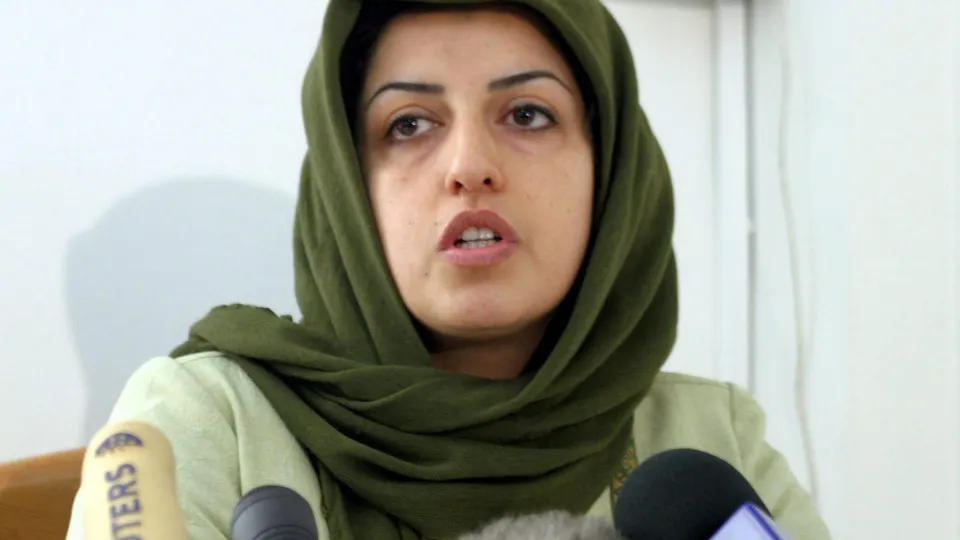 Nobel da Paz iraniana Narges Mohammadi hospitalizada com urgência