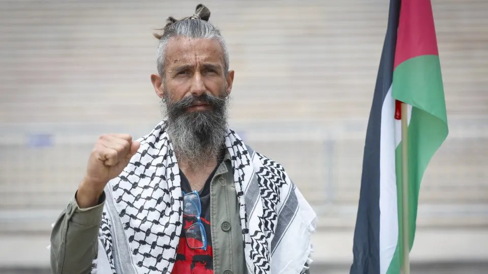 Ativista português na flotilha diz ter sido "torturado" por Israel
