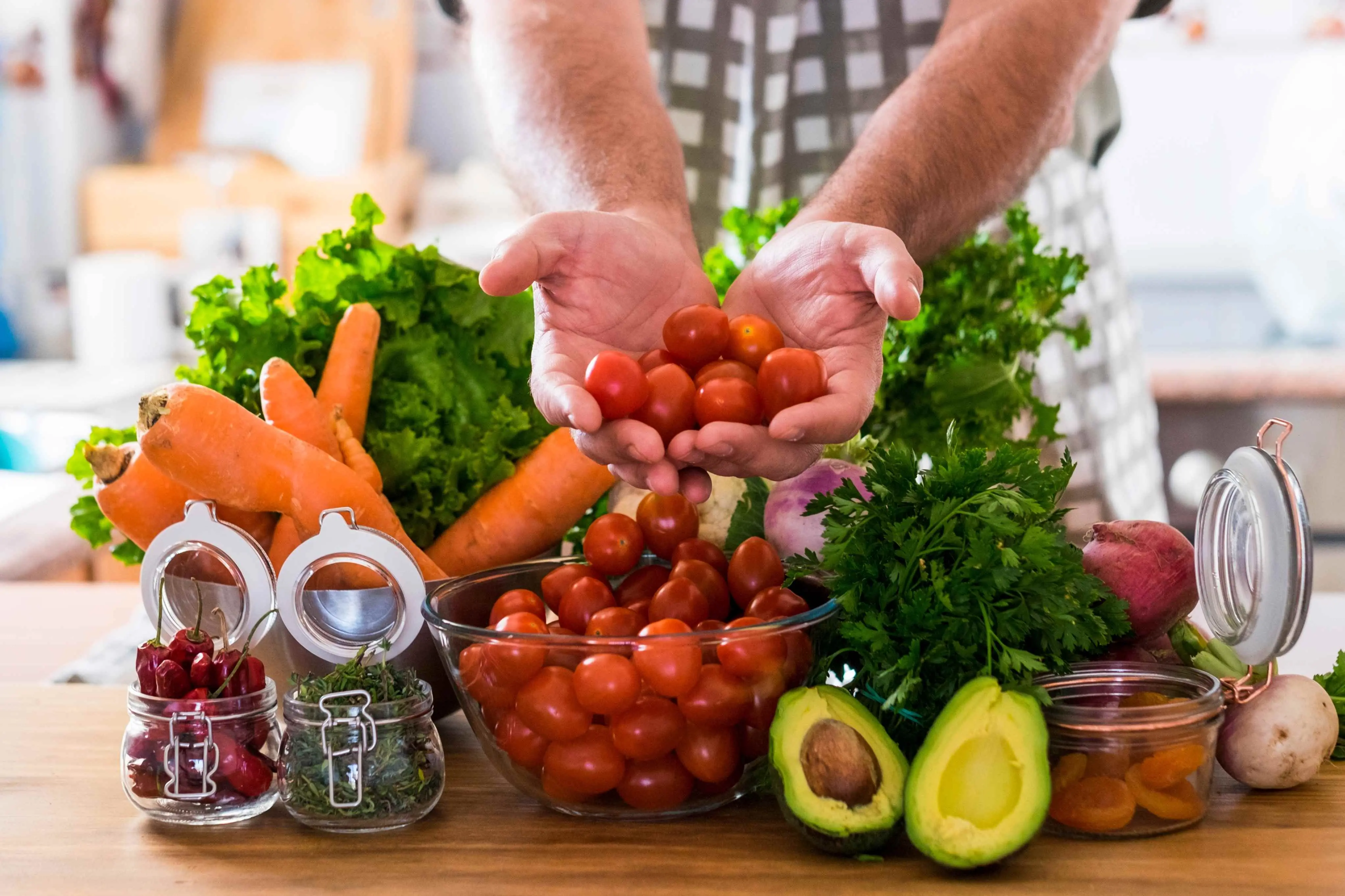 Imagem de frutas e legumes frescos coloridos exibidos ou sendo cortados e preparados, para matéria sobre fortalecimento do sistema imunológico.