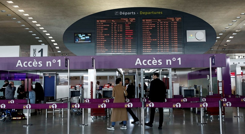 Aeroportos europeus registam esperas até 3,5 horas nas fronteiras e preveem verão difícil