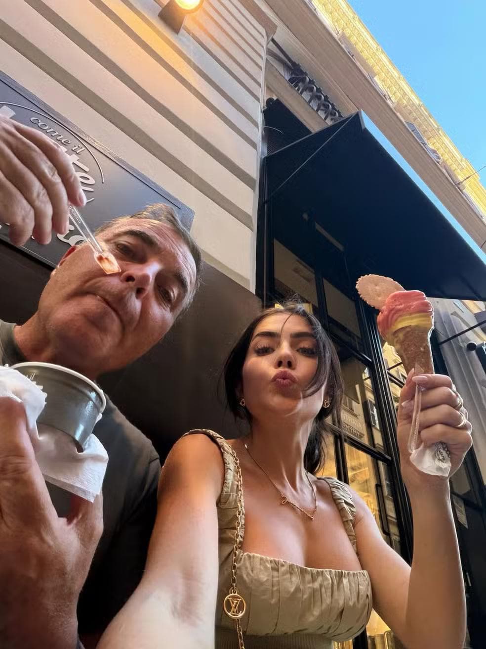 Jade Picon abriu um album de fotos de sua viagem a Roma, na Itália, nesta segunda-feira (25). A ex-BBB viajou à Cidade Eterna para encontrar o pai, o empresário Carlos Picon. Nas imagens, compartilhadas em seu perfil no Instagram, a influenciadora publicou registros em pontos túristicos como o Coliseu, Fontana di Trevi e Piazza del Popolo.  Jade Picon abre álbum de fotos de viagem a Roma — Foto: Reprodução/Instagram Jade Picon abre álbum de fotos de viagem a Roma — Foto: Reprodução/Instagram  Em um vídeo publicado em seus stories, Jade contou que não viajava com o pai há mais de 10 anos.  "Olha quem eu vim encontrar", diz ela, ao lado do pai. "Surpresa agradável no fim da viagem", responde ele, afirmando que está feliz com a presença da filha.  Jade Picon acompanhada do pai, Carlos Picon — Foto: Reprodução/Instagram Jade Picon acompanhada do pai, Carlos Picon — Foto: Reprodução/Instagram  Jade estava na França para participar do 79º Festival de Cinema de Cannes, onde cruzou o tapete vermelho do evento pela primeira vez. A influenciadora também participou 32ª edição do amfAR, tradicional evento beneficente que acontece no Hotel du Cap-Eden-Roc, em que apostou em um vestido longo com modelagem estruturada no corpo, brilho sutil e fenda profunda.  Confira mais fotos de Jade em Roma: Jade Picon em Roma, na Itália — Foto: Reprodução/Instagram Jade Picon em Roma, na Itália — Foto: Reprodução/Instagram   Jade Picon em Roma, na Itália — Foto: Reprodução/Instagram Jade Picon em Roma, na Itália — Foto: Reprodução/Instagram  Jade Picon em Roma, na Itália — Foto: Reprodução/Instagram Jade Picon em Roma, na Itália — Foto: Reprodução/Instagram   Jade Picon em Roma, na Itália — Foto: Reprodução/Instagram Jade Picon em Roma, na Itália — Foto: Reprodução/Instagram  +BBB