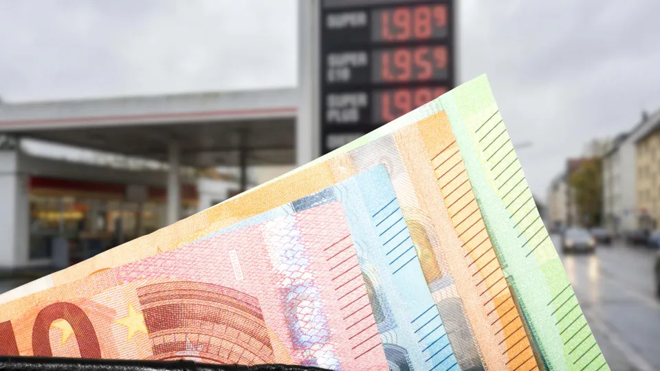 Petróleo dá combustível aos lucros das energéticas, mas vem aí nova taxa