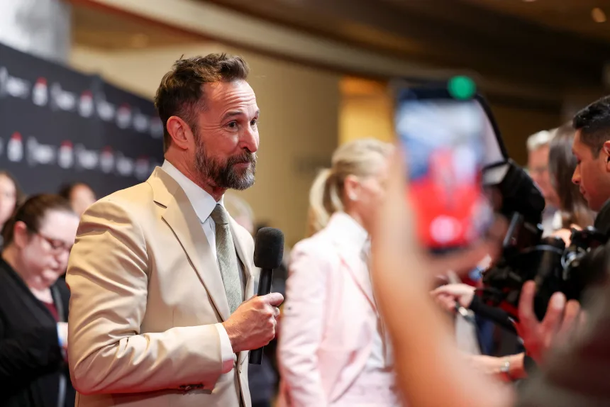 Noah Wyle marcou presença no PaleyFest em representação de “The Pitt”. Entre os fãs mais atentos, também houve quem destacasse as ausências de alguns membros do elenco.  Jill Connelly/Reuters