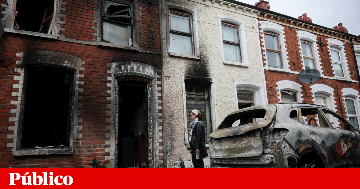 Carros queimados e violência em Belfast durante motins com centenas de pessoas | Irlanda do Norte