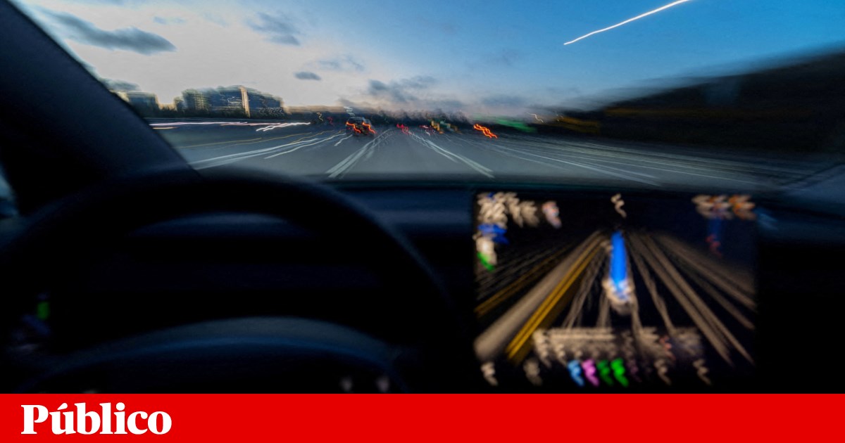 Mulher morre após Tesla, alegadamente em “piloto automático”, embater contra sua casa | Tesla