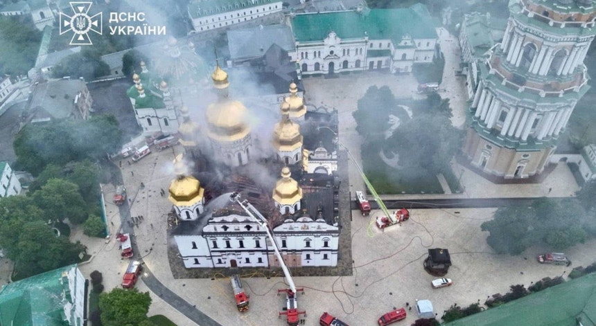 Zelensky diz que ataque à Catedral é "um dos crimes mais graves"