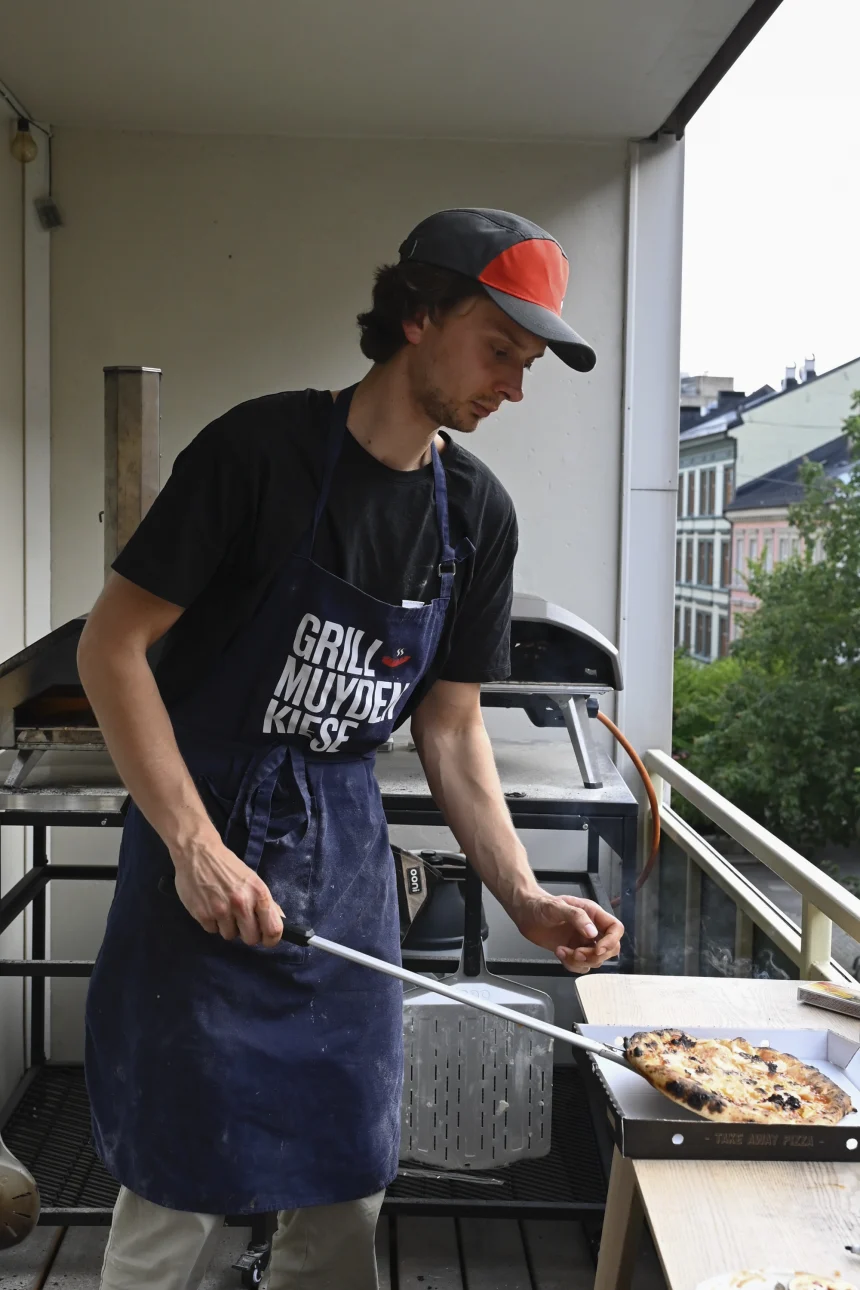 Gran prepara uma pizza para entregar. (Cortesia de Thomas Refvik)