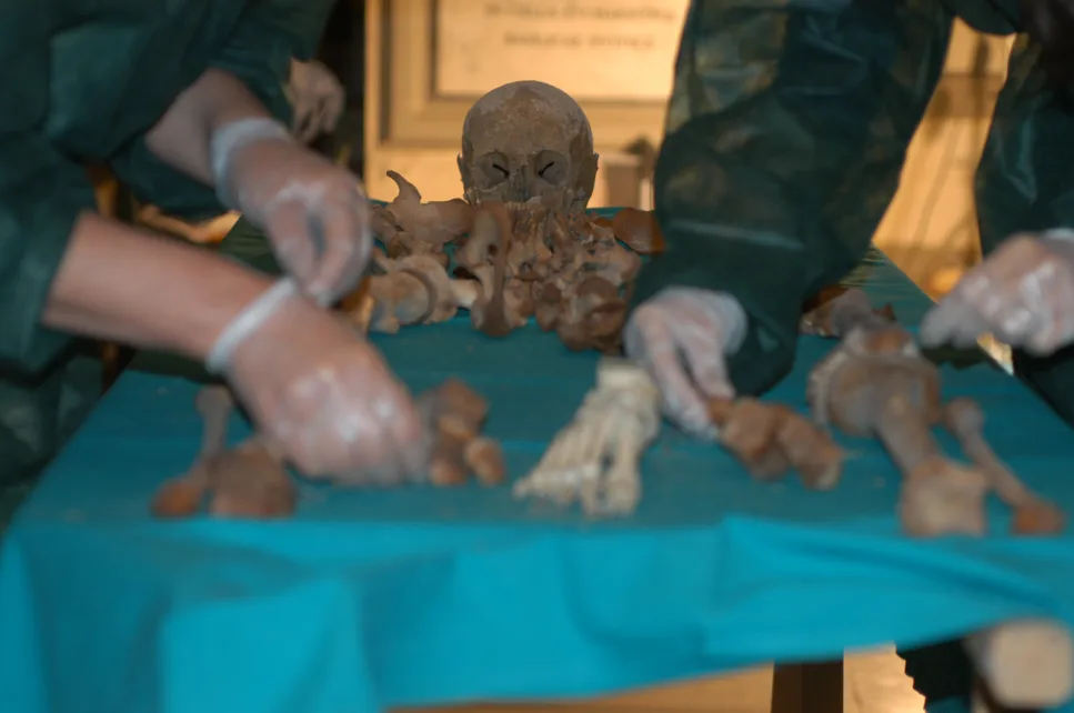 Investigadores trabalham nos restos mortais exumados dos túmulos da família Medici, em Florença.