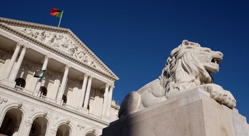 PSD, Chega, IL e CDS aprovam "lei das burcas" em votação final global