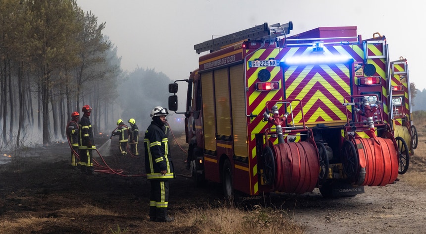 Incêndio em França por dominar. Macron vai a Gironda após reunião de célula de crise