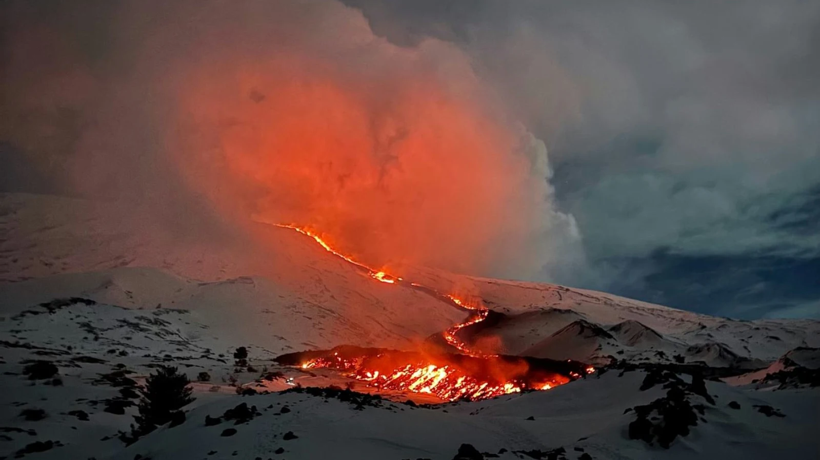 Etna volta a entrar em erupção e ilumina os céus da Sicília com rios de lava