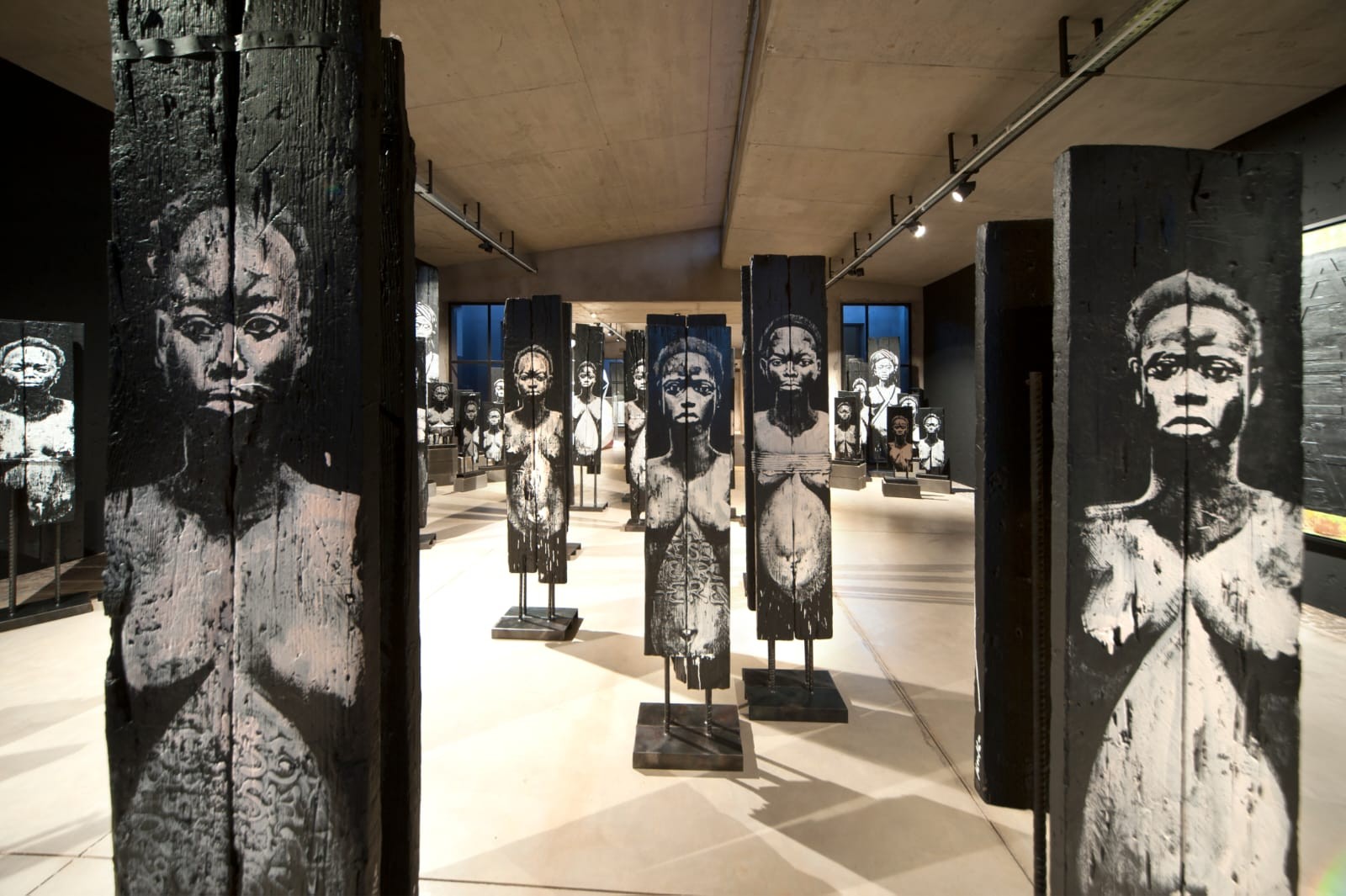Obra do franco-congolês Kouka Ntadi, parte de mostra de arte urbana na Caixa Cultural — Foto: Divulgação