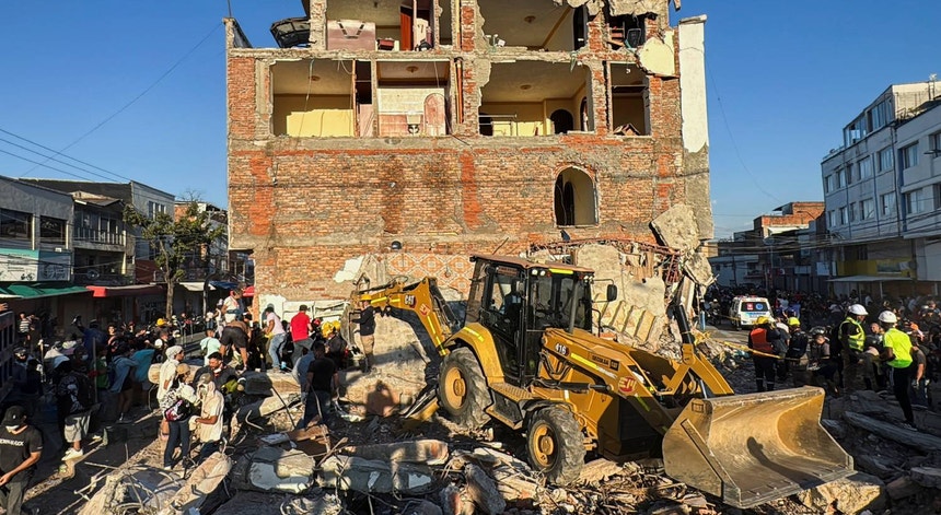 Socorristas percorrem escombros. Confirmados mais de 160 mortos após sismo na Colômbia
