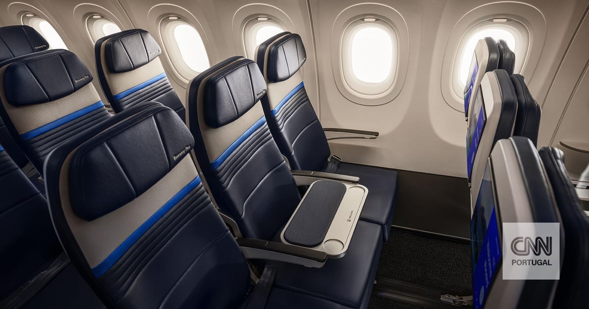 Quem anda de avião detesta os lugares do meio. Mas não é por isso que esta companhia aérea está a tirar alguns deles