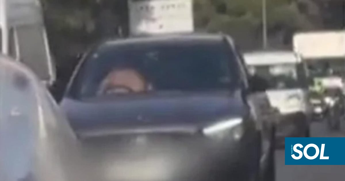 Apanhados pelo telemóvel: Vídeo mostra turistas a fazerem o que não deviam no carro em plena autoestrada