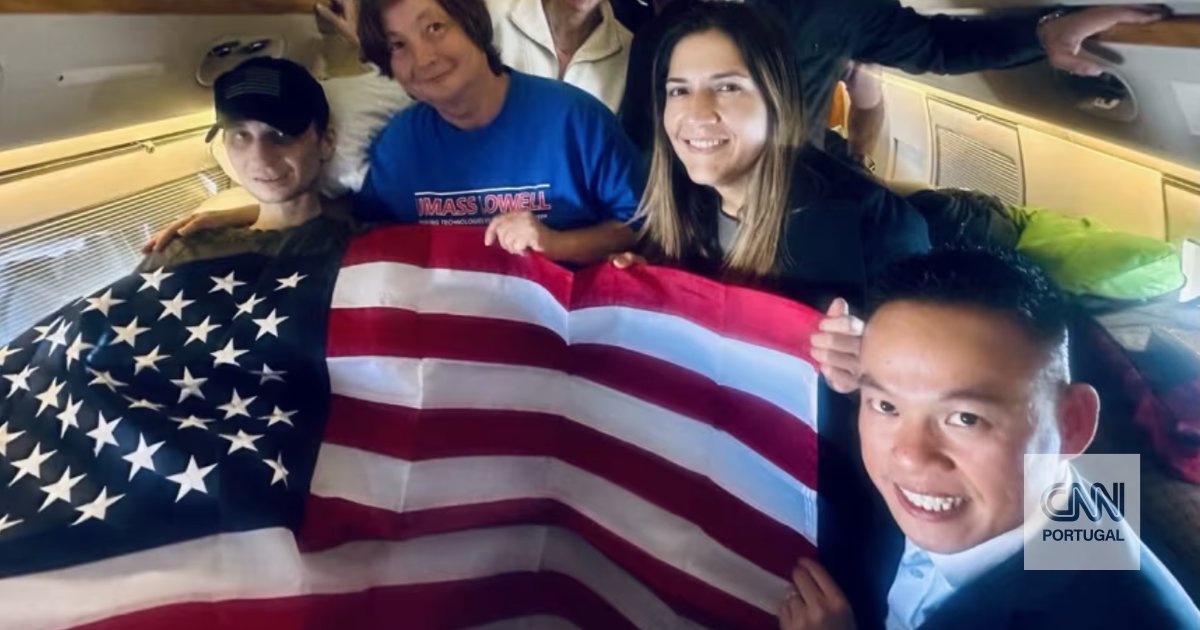 Quatro anos depois, veterano dos fuzileiros chegou assim aos EUA após ser libertado pela Rússia