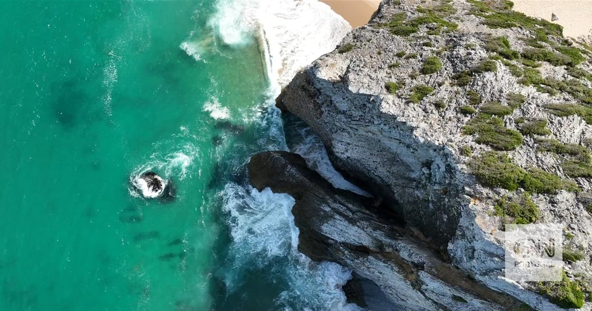 Ucraniano ficou preso numa gruta da costa de Sintra. O pânico da vítima transformou o resgate numa luta contra o tempo