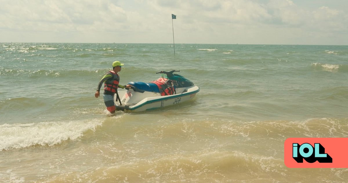Pai passa noite inteira no mar com filhos de 5 e 7 anos depois de mota de água se ter virado | Notícias de hoje