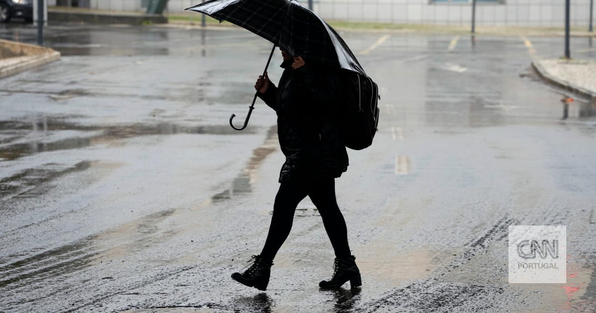Chuva persistente, vento forte e agitação marítima: depressão com "características pouco habituais" para agosto pode afetar Portugal