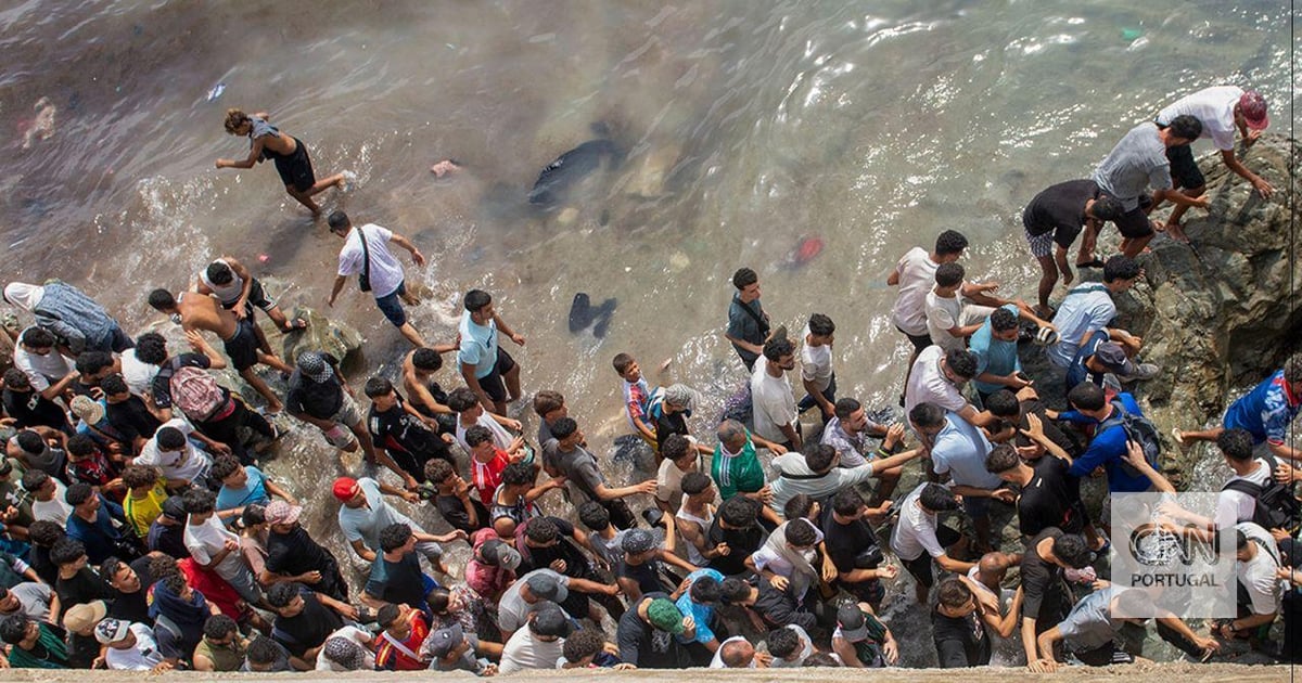 Ceuta suspende limpeza em praia após regresso de 500 migrantes