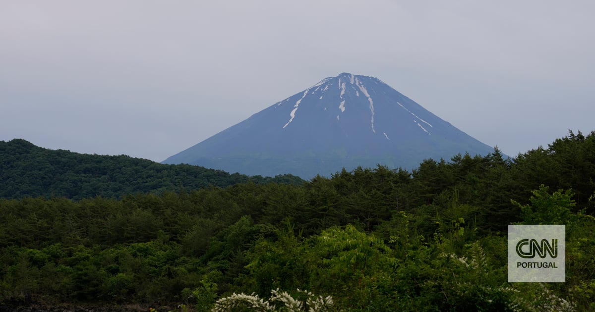 Pai deixa filho de 7 anos sozinho no Monte Fuji para continuar trilho