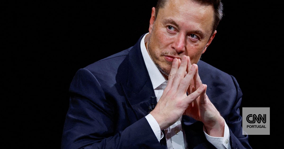 "Méritos excecionais". Zelensky condecora Elon Musk em plena disputa com ex-ministro Fedorov