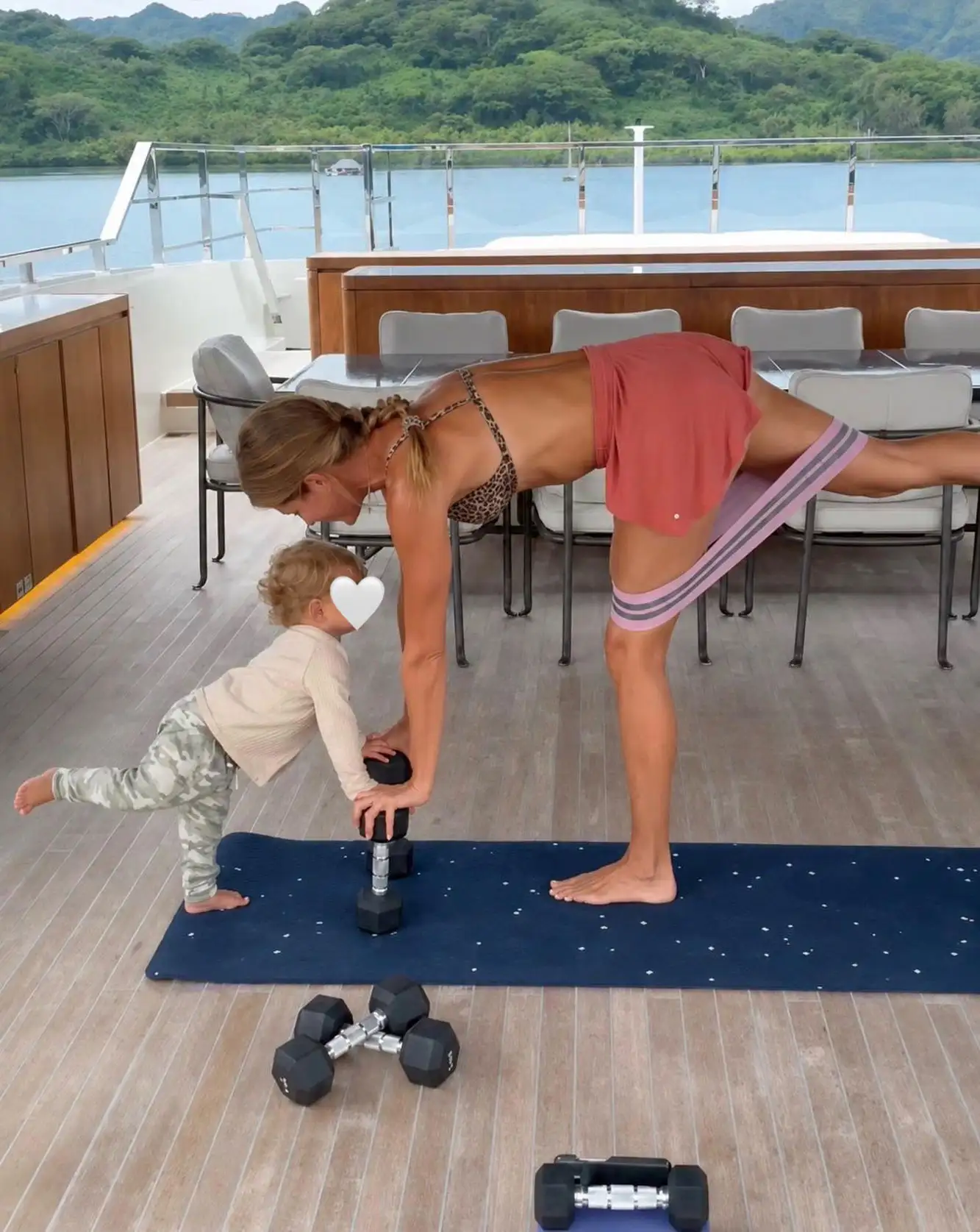 Inédito! Gisele Bündchen mostra filho de 1 ano a imitar o treino dela Inédito! Gisele Bündchen mostra filho de 1 ano a imitar o treino dela