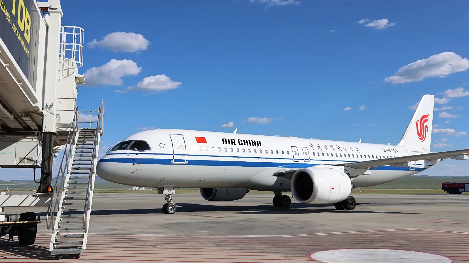 China desafia Airbus e Boeing: C919 estreia a rota internacional