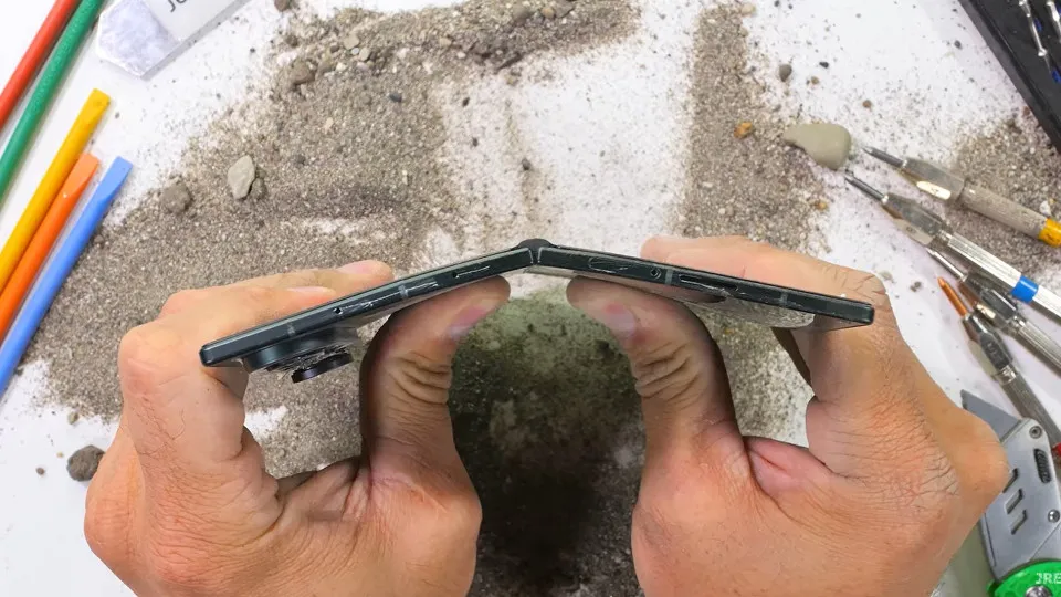 Galaxy Z Fold8 Ultra chumba em teste de resistência. Veja o vídeo