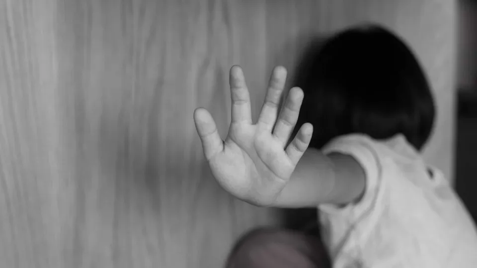 Jovem de 18 anos violou irmã de apenas 9 anos durante as férias escolares