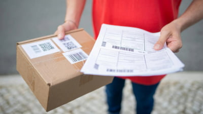 „Metoda coletul” s-a reinventat: Românii au ajuns să fie păcăliți cu comenzi false cu plata ramburs. Cum se pot proteja cumpărătorii de escroci
