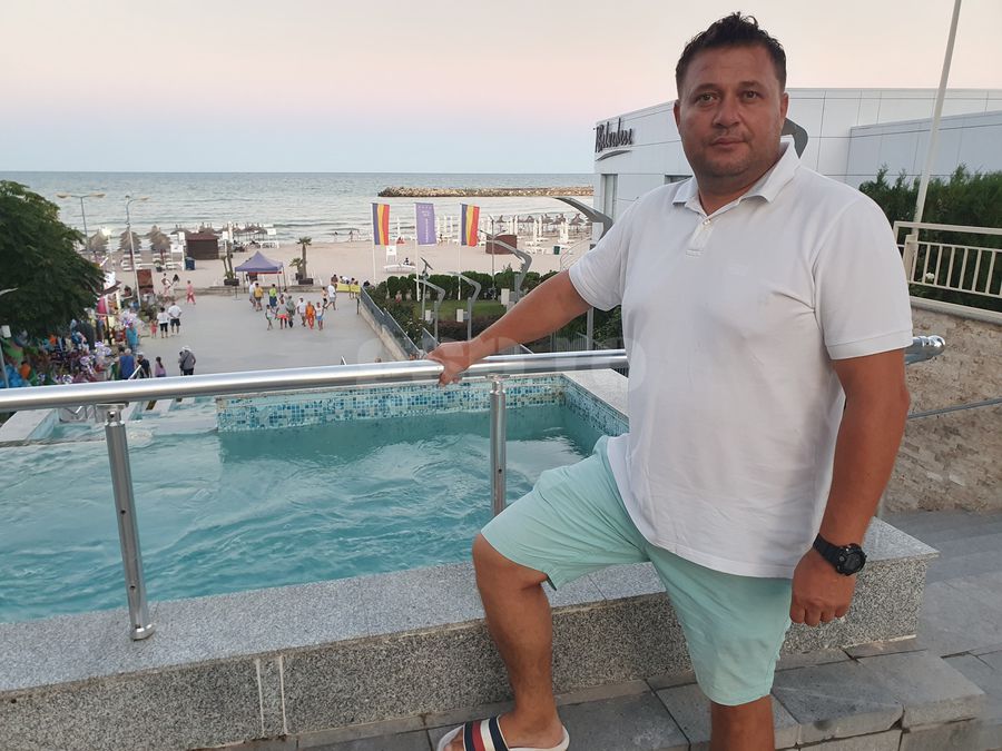 A luat bronz la Mondiale, iar antrenorul le bate obrazul celor de la Steaua: „E urât ce fac!” + „Alerga cu fesul în cap pe plajă, iar colegele se relaxau pe șezlong”