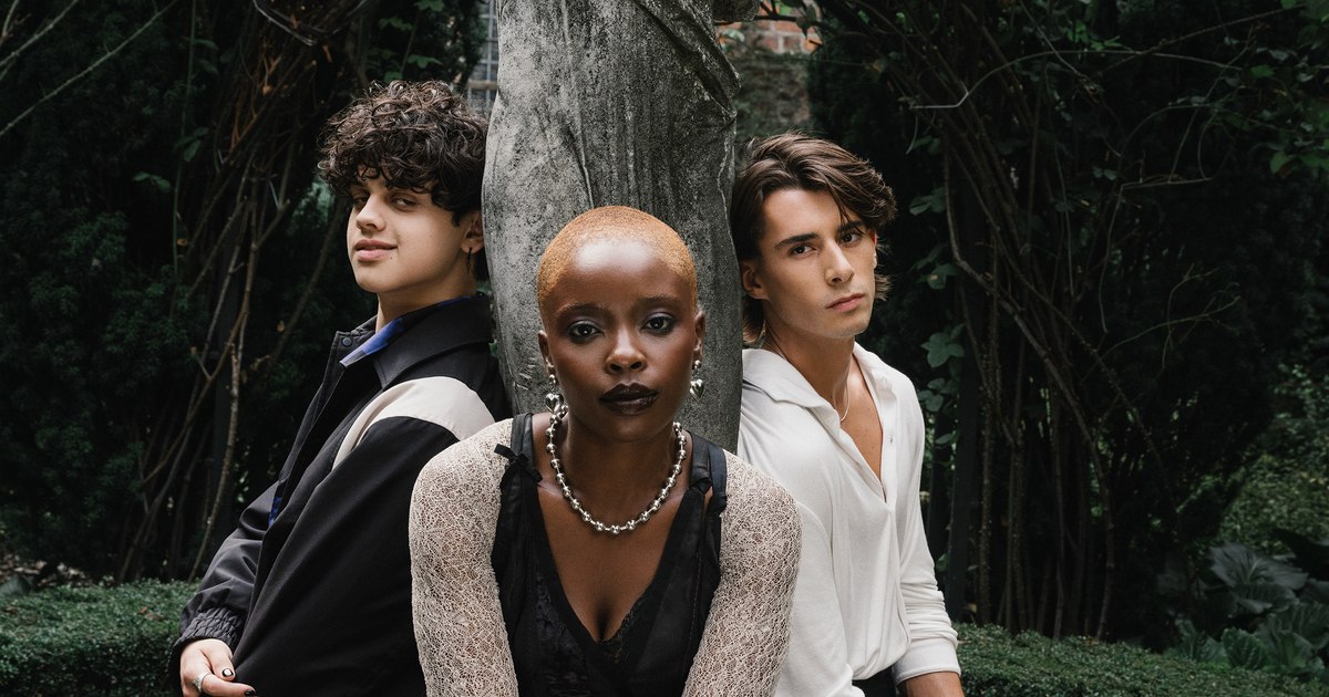 INTERVIU Actorii din „Wednesday“, despre cum diferențele și fragilitatea devin superputeri în filmele lui Tim Burton. „Unii dintre cei mai tari oameni sunt lupi singuratici“