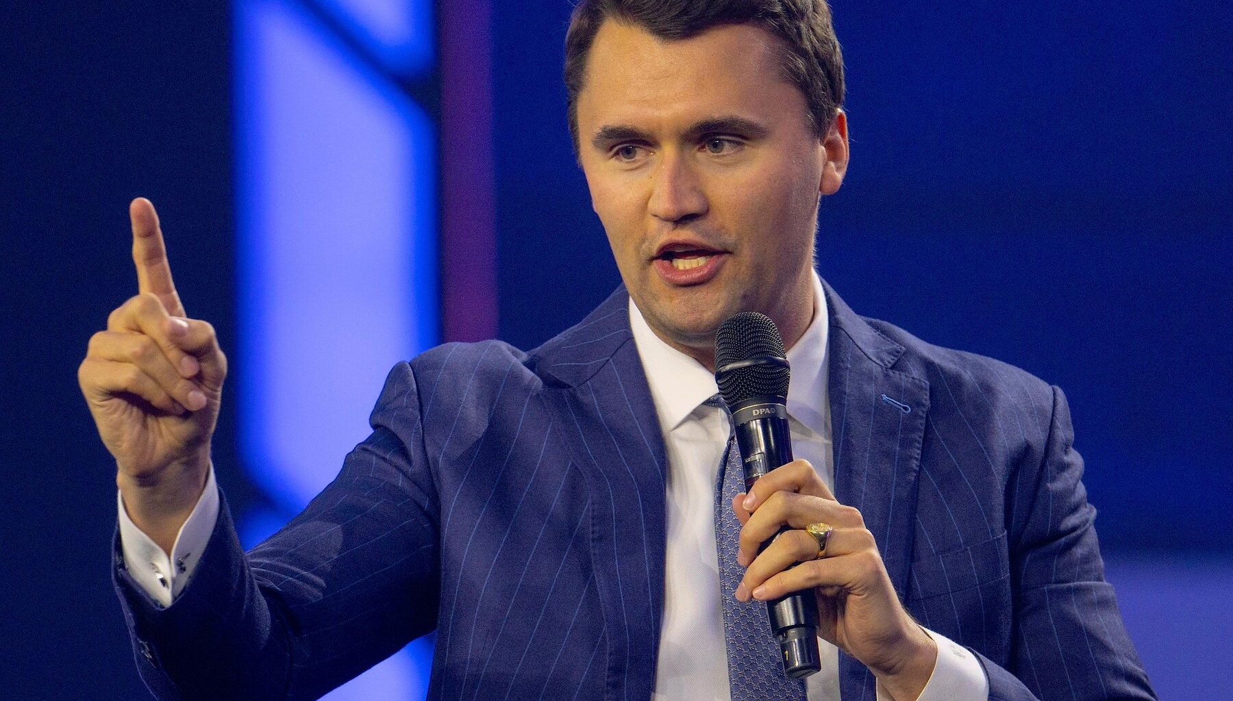 „Glonțul ar fi trebuit să-i ucidă și pe cei din spate”. Producătorul podcastului lui Charlie Kirk susține că un „miracol” a făcut ca mai multe persoane să nu fie ucise de glonțul care l-a lovit pe influencer