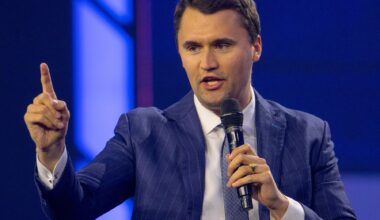 „Glonțul ar fi trebuit să-i ucidă și pe cei din spate”. Producătorul podcastului lui Charlie Kirk susține că un „miracol” a făcut ca mai multe persoane să nu fie ucise de glonțul care l-a lovit pe influencer