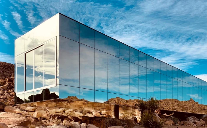 „Invisible House”, o vilă spectaculoasă cu pereți acoperiți cu oglinzi FOTO: X