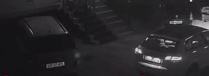 Fetița de doi ani a cazut pe capota unei mașini parcate în fața blocului. FOTO Captură Video 