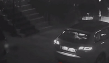 Detaliul care a salvat de la moarte o fetiță de 2 ani căzută de la etajul 4. „A pus-o pe pervaz că tot cerea acolo”