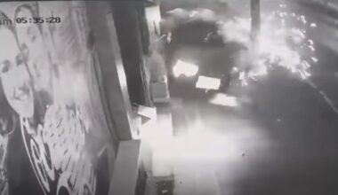 Momentul în care un congolez beat intră într-un refugiu de tramvai, lovește un stâlp și se oprește într-un gard, pe Șoseaua Chitilei