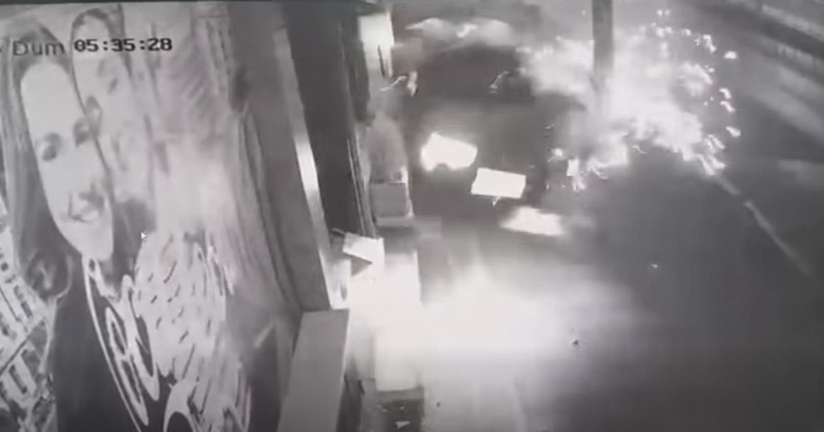 Momentul în care un congolez beat intră într-un refugiu de tramvai, lovește un stâlp și se oprește într-un gard, pe Șoseaua Chitilei