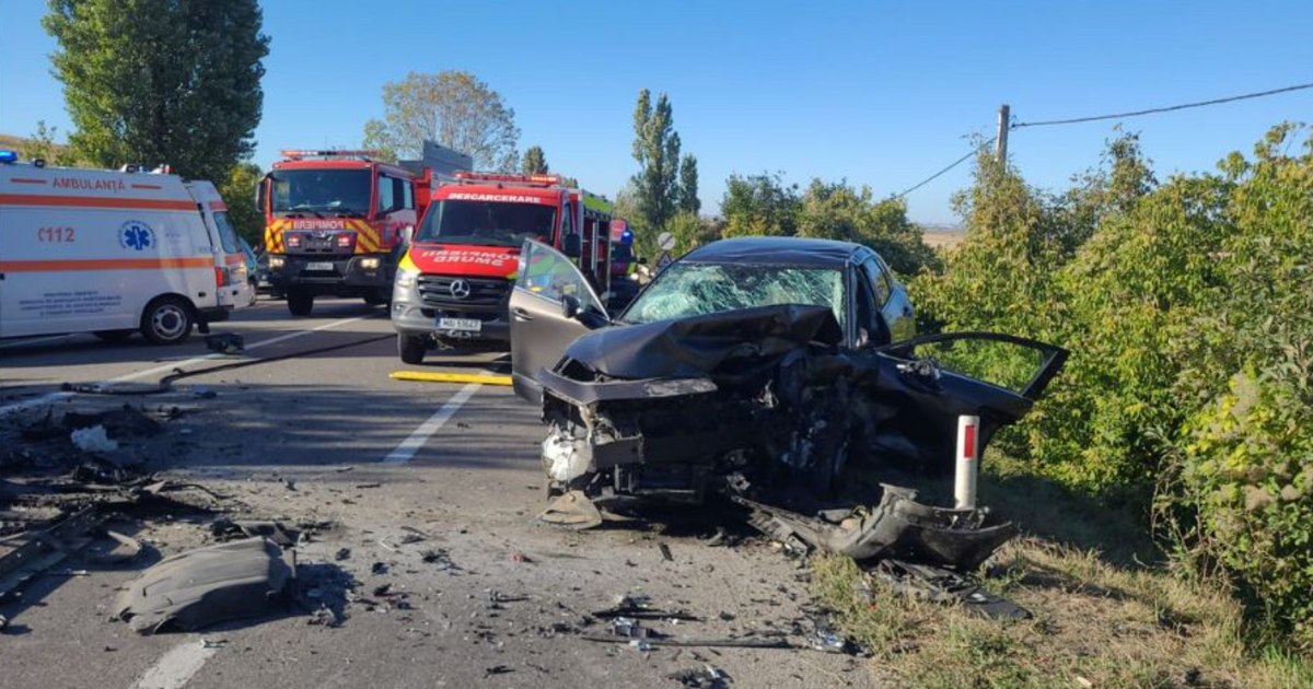 Accident grav pe „drumul morții”, în Bacău. Trei victime, dintre care două încarcerate. Traficul pe DN2- E85 este blocat pe ambele sensuri
