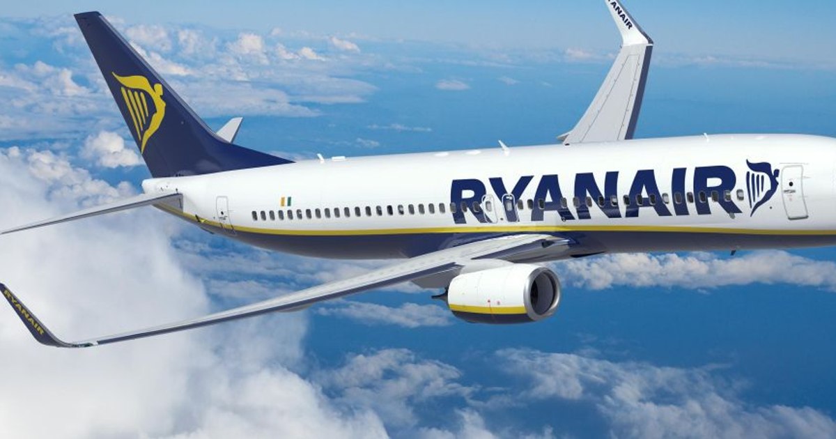 Teroare la bordul unui avion Ryanair: o însoțitoare de zbor proiectată în tavan, alta lovită de căruciorul de serviciu