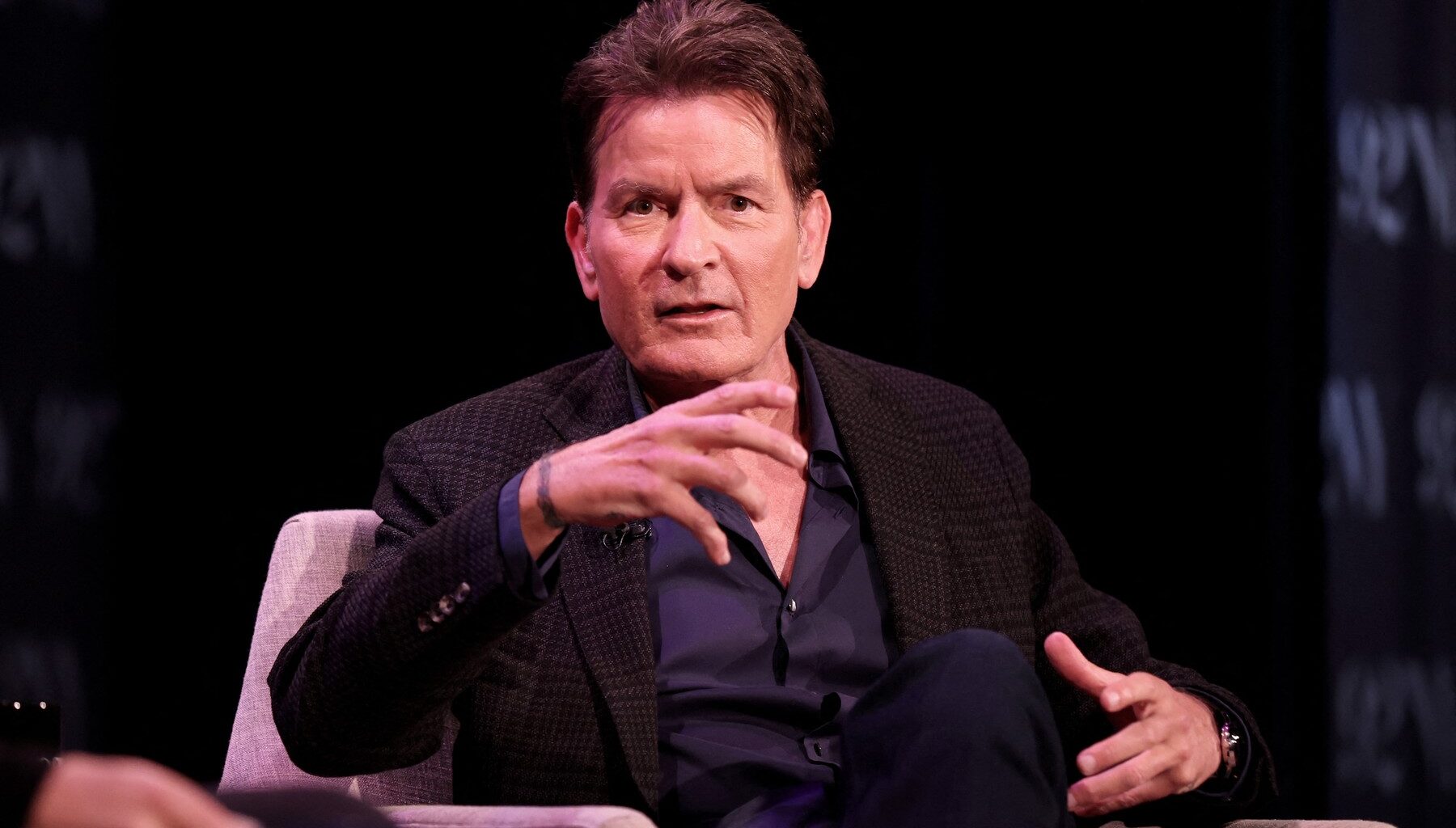 Charlie Sheen povestește că a consumat atât de multe droguri încât un cartel mexican n-a mai vrut să îi vândă