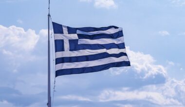 După un deceniu de criză, Grecia revine spectaculos în economia europeană. Evaziunea, combătută cu drone, AI și plăți cu telefonul