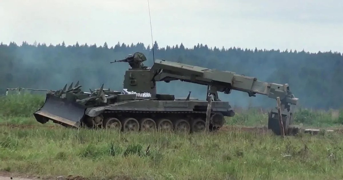 Pierderi grele pentru ruși. Ucrainenii au distrus o mașină de luptă IMR-3M, supranumită „Terminatorul pe șenile”, protejată de radiații, elicoptere și radare