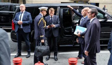 VIDEO Macron, forțat de Trump să meargă pe jos. „Ghici ce, aștept să trec strada pentru că totul e blocat din cauza ta”