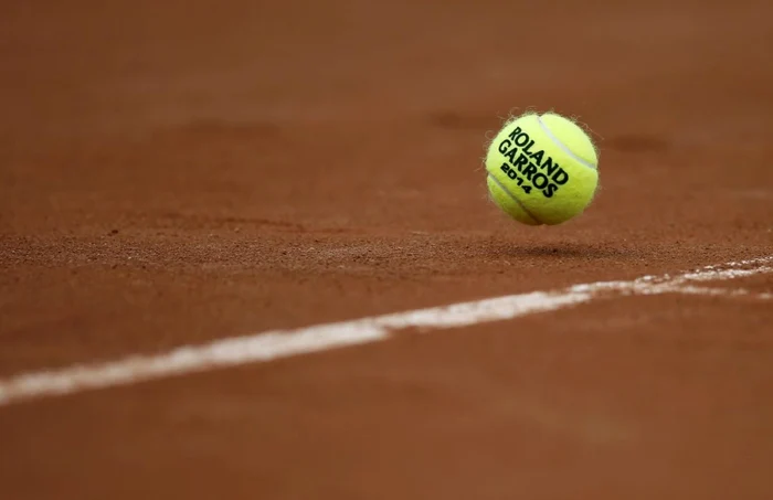 O minge cu inscriptia Roland Garros sare pe teren în timpul unui meciului feminine de simplu dintre  Timea Bacsinszky din Elveţia şi Marina Zanevska din Ucraina la turneul de tenis French Open pe stadioniul Roland Garros din Paris FOTO Reuters